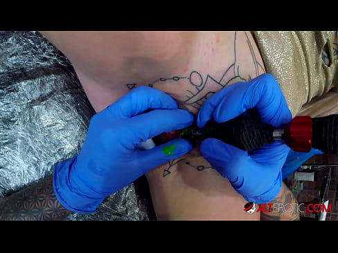 ❤️ Ekstremt tatovert hottie Sully Savage tok en tatovering på klitoris ❤️ Vakker porno hos oss ❌️