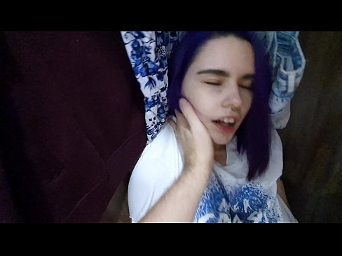 ❤️ Fant min søster i skapet og hjalp henne med å komme ❤️ Vakker porno hos oss ❌️